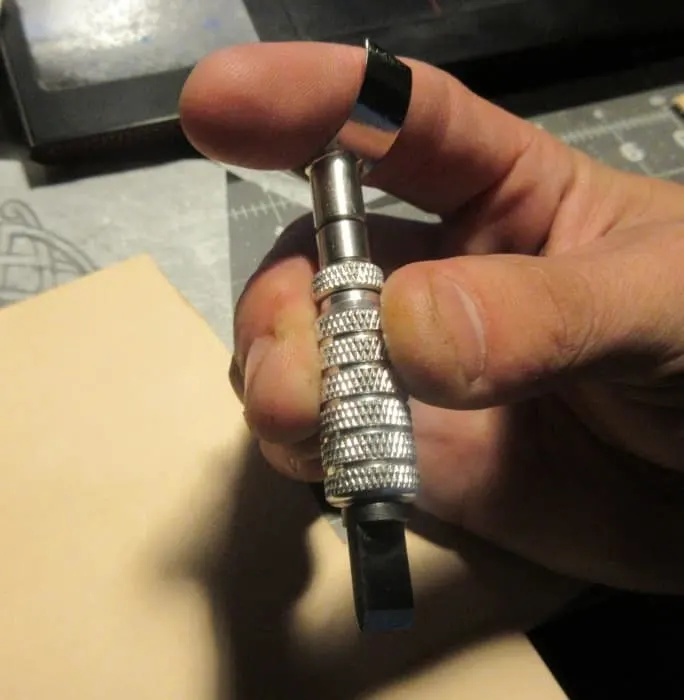 how to hold a swivel knife
