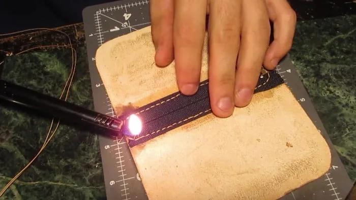 Finishing Stitching For Zipper Keychain Wallet